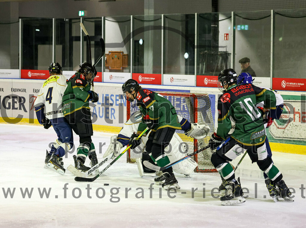 2022-11-26_045_TSV_Erding_gegen_ESC_Geretsried | Erding, Deutschland, 26.11.2022:
Eishockey, Bayernliga U20 2022 / 2023, xx. Spieltag, TSV Erding gegen ESC Geretsried, Endergebnis: 5:3

Michael Noll (ESC Geretsried, #4), Torwart Jan Philipp Marco (ESC Geretsried, #30), Lucas Lehner (Erding Gladiators, #17), Lucas Lieb (ESC Geretsried, #13), Ryan Finn Henke (Erding Gladiators, #10)

Foto: Christian Riedel / fotografie-riedel.net