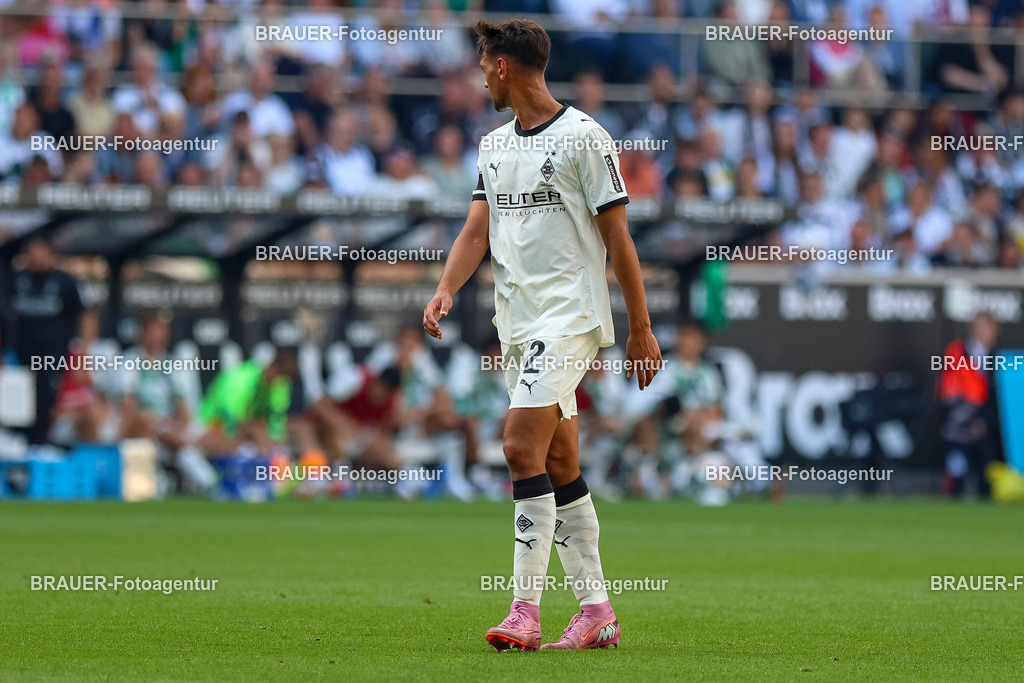 Borussia Mönchengladbach vs Hamburger SV - Bundesliga  | Mönchengladbach, Deutschland, 24.08.25:   Fabio Chiarodia (Borussia Mönchengladbach) schaut waehrend des Spiels der Bundesliga zwischen Borussia Mönchengladbach vs Hamburger SV im Stadion im Borussia Park(Foto von Brauer-Fotoagentur / Adrian Schlueter)