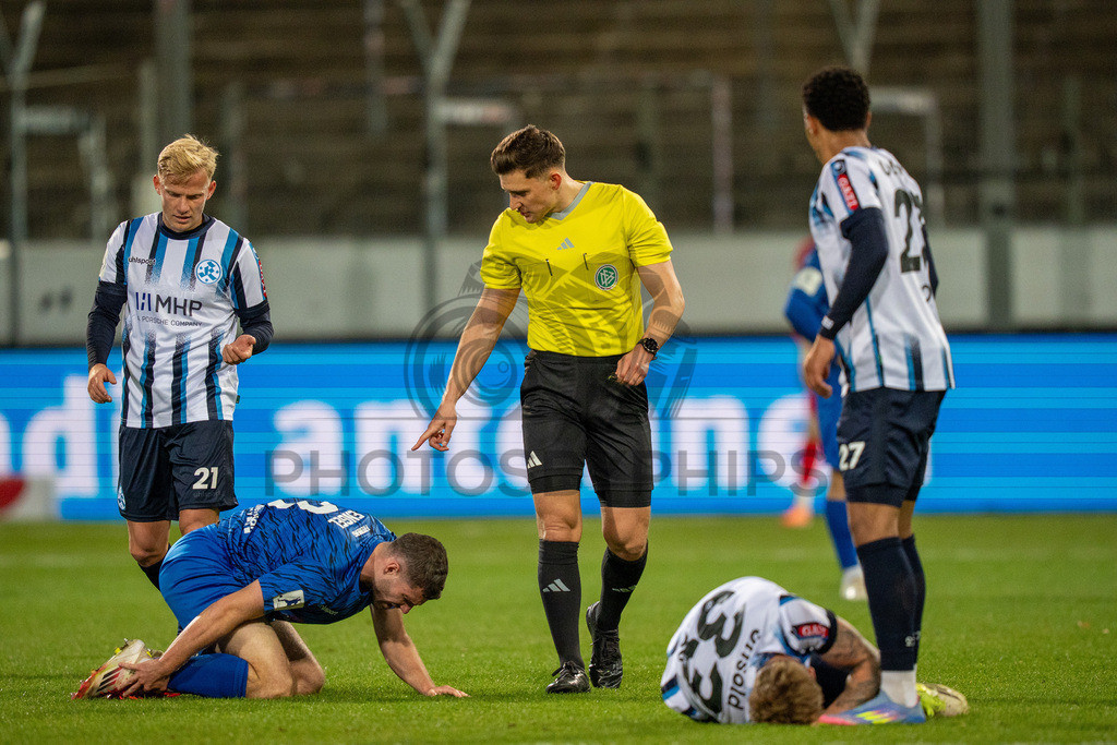 SV Stuttgarter Kickers vs. SGV Freiberg, Fussball, WFV-Pokal, Viertelfinale, 17.03.2026 | David Udogu (SV Stuttgarter Kickers, #27) schaut nach Samuel Unsoeld (SV Stuttgarter Kickers, #33) der mit Jacob Engel (SGV Freiberg, #03) verletzt auf dem Boden liegt,SV Stuttgarter Kickers vs. SGV Freiberg, Fussball, WFV-Pokal, Viertelfinale, 17.03.2026Foto: photosbyphips/Philip Ziegler