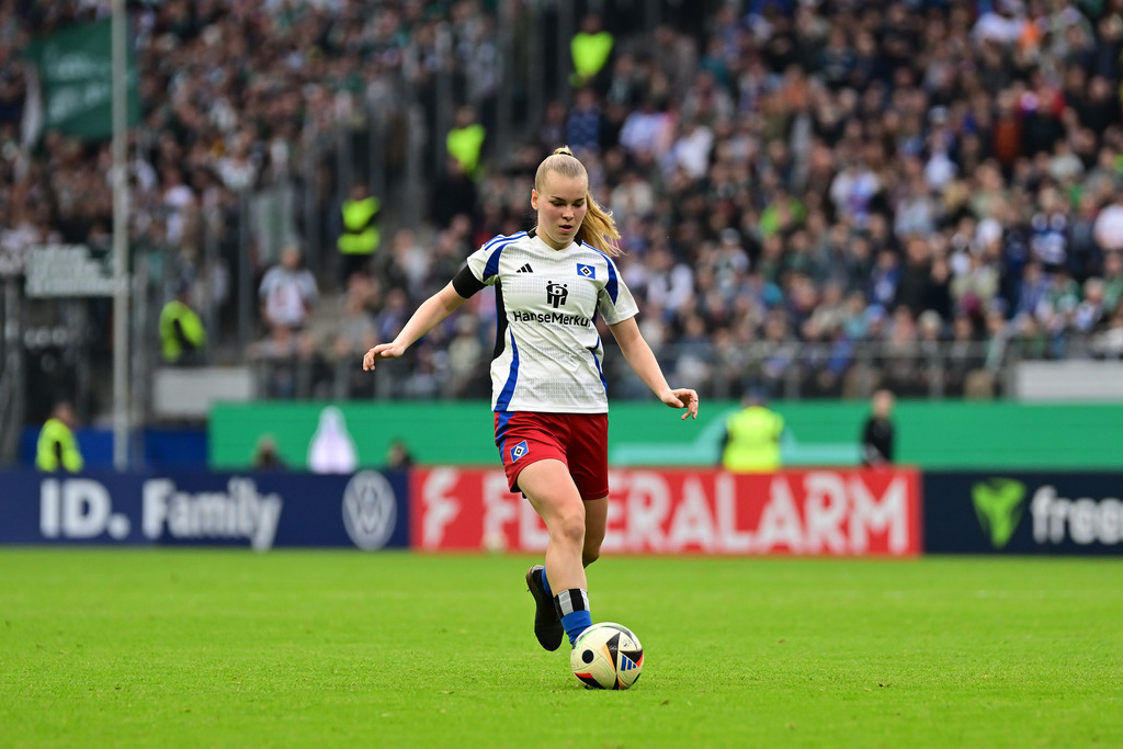 Fußball I Frauen I Saison 2024-2025 I DFB-Pokal I Halbfinale I Hamburger SV - SV Werder Bremen | Der Sportfotograf. - Realisiert mit Pictrs.com
