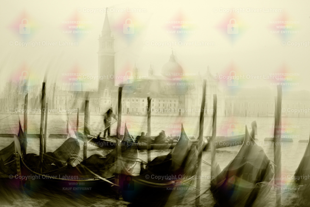 Der fahrende Gondolieri vor San Giorgio | Neblige Stimmung in Venedig und die Gondeln bewegen sich an den Pfählen an denen sie angebunden sind. Dahinter sieht man die Kirche von San Giorgio di Maggiore und ein Gondolieri kommt gerade mit seine Gondel an den Anleger.