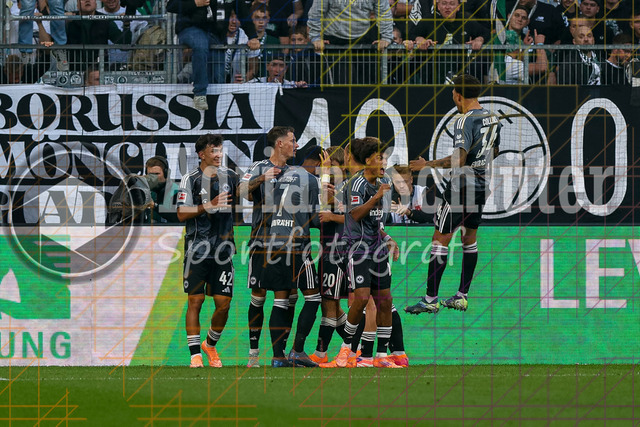 Borussia Mönchengladbach vs Eintracht Frankfurt - Bundesliga  | Mönchengladbach, Deutschland, 27.09.25:   Ansgar Knauff (Eintracht Frankfurt) Torjubel, jubelt mit seiner Mannschaft nach dem Treffer zum 0:2 waehrend des Spiels der Bundesliga zwischen Borussia Mönchengladbach vs Eintracht Frankfurt im Stadion im Borussia Park(Foto von Brauer-Fotoagentur / Adrian Schlueter)