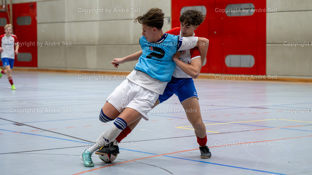 20250118_6794 | 21. A-Jugend-Turnier des VfR Neumünster um den KulturLokschuppen-Pokal 2025, Grp. C - VfR Neumünster weiß (blau) vs. Husumer SV (weiss), Jamil Njima (VfR weiß #8) / Arved Heimann (Husum #6) - Realisiert mit Pictrs.com