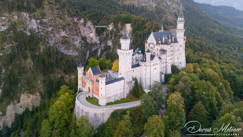 Das Schloss Neuschwanstein | Das Schloss Neuschwanstein steht oberhalb von Hohenschwangau bei Füssen im südöstlichen bayerischen Allgäu