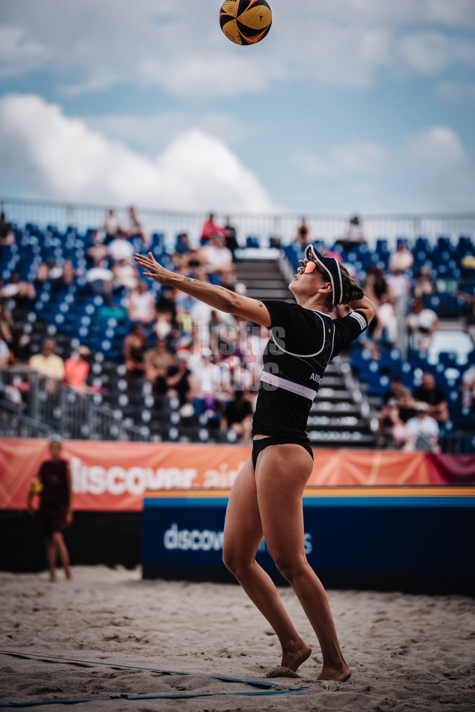 Beachvolleyball | Frauen | Deutsche Meisterschaften 2025 Timmendorfer Strand | 04.09.2025 | Cinja Tillmann beim Aufschlag