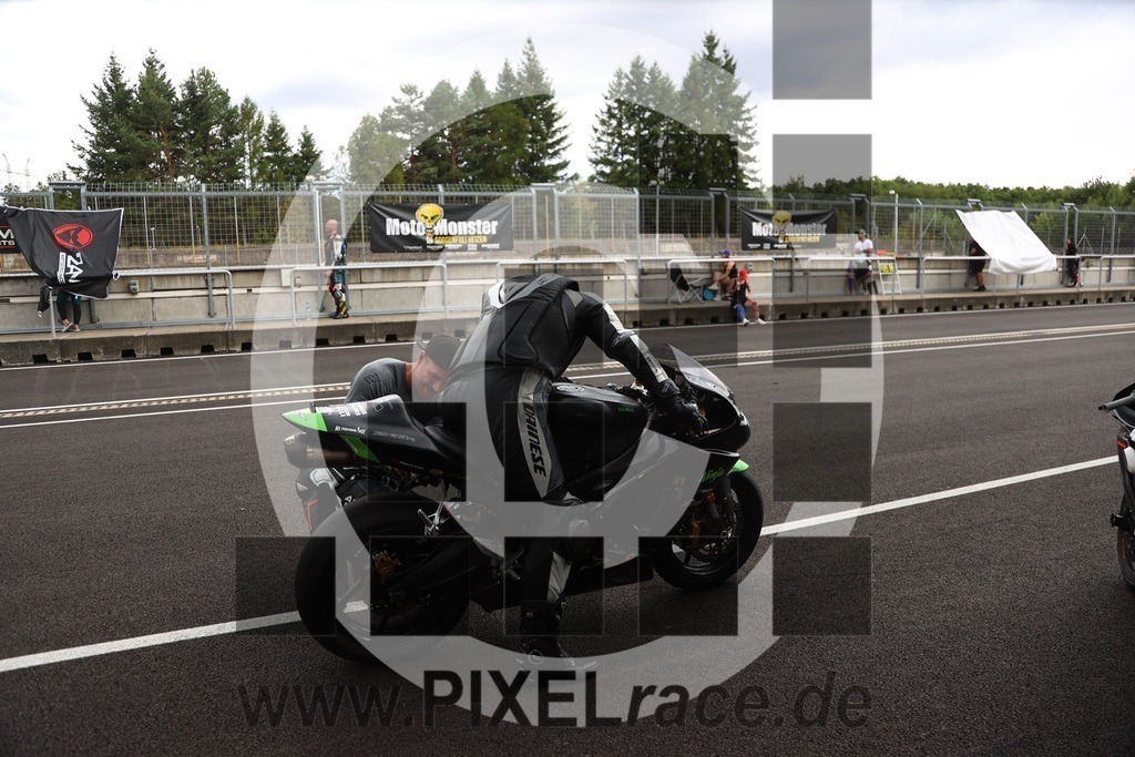social-20250830_08204 | Schöne Erinnerungen an spannende Momente - das festzuhalten ist unser Job. PIXELrace.de ist seit 2003 auf den Rennstrecken Europas unterwegs um die Action draußen beim Fahren und die wunderbare Stimmung imm Fahrerlager für euch einzufangen.