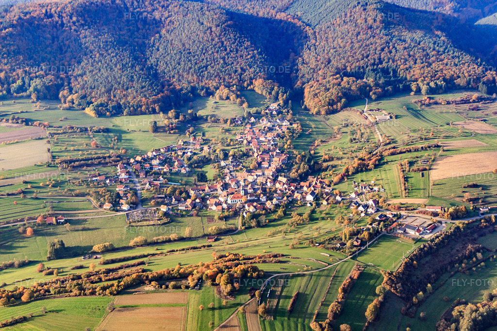 Luftbild: Ortsansicht von Südosten in Wingen im Bundesland Bas-Rhin in Frankreich. – Foto: IMG_54059.jpg vom 21.10.2012 durch Werner Riehm/FLY-FOTO.de – Auflösung des Originals: 4752 x 3168 px
