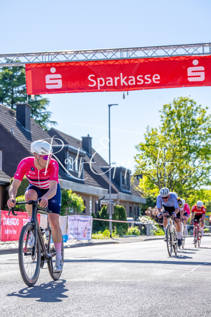 Spurt in den Mai 2026 - Großer Preis der Sparkasse Neuss | Annual one-day road cycling race "Großer Preis der Sparkasse Neuss" held in Büttgen, Germany, organized by VfR Büttgen 1912 e.V. The event features multiple races across all age categories from U11 youth to Elite men. - Realisiert mit Pictrs.com
