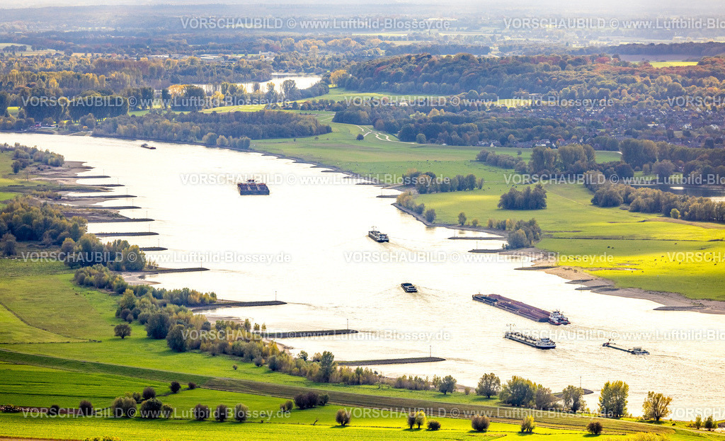 Rees251004422 | Luftbild, Fluss Rhein mit Buhnen und Binnenschifffahrt, blauer Himmel mit Wolken, grüne Wiesen und Herbstbäume, Mehr, Rees, Niederrhein, Nordrhein-Westfalen, Deutschland