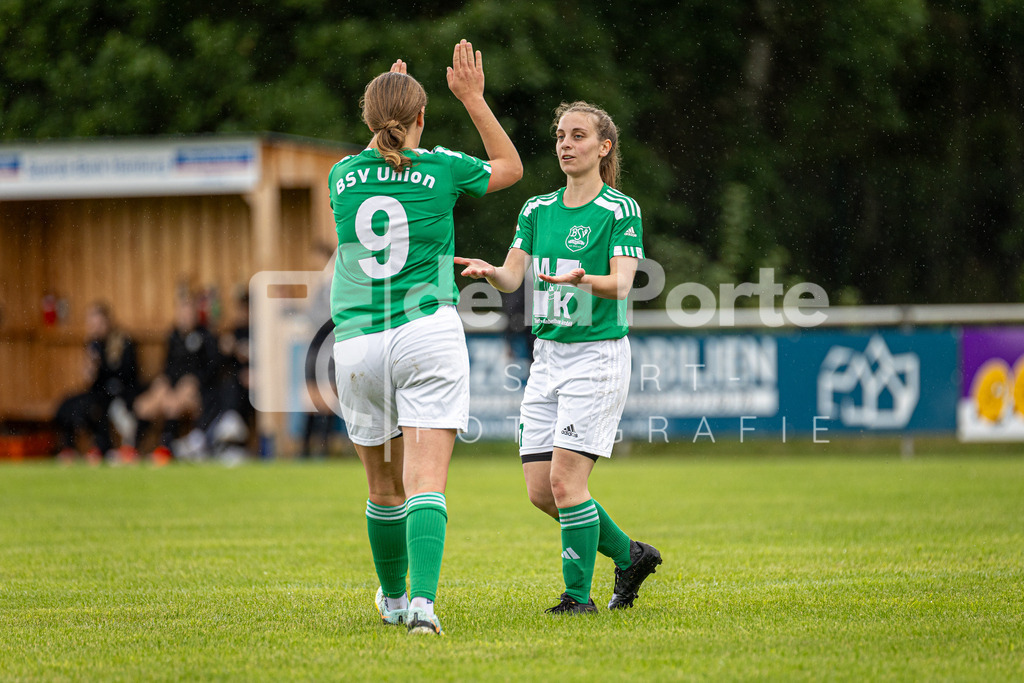Union Bevensen Frauen - Gerstenkorn_ Sarah (freut sich mit Nora Kronshage) vs Fortuna Celle BP 030825 dlP | immodelaporte-sportfotos - Realisiert mit Pictrs.com