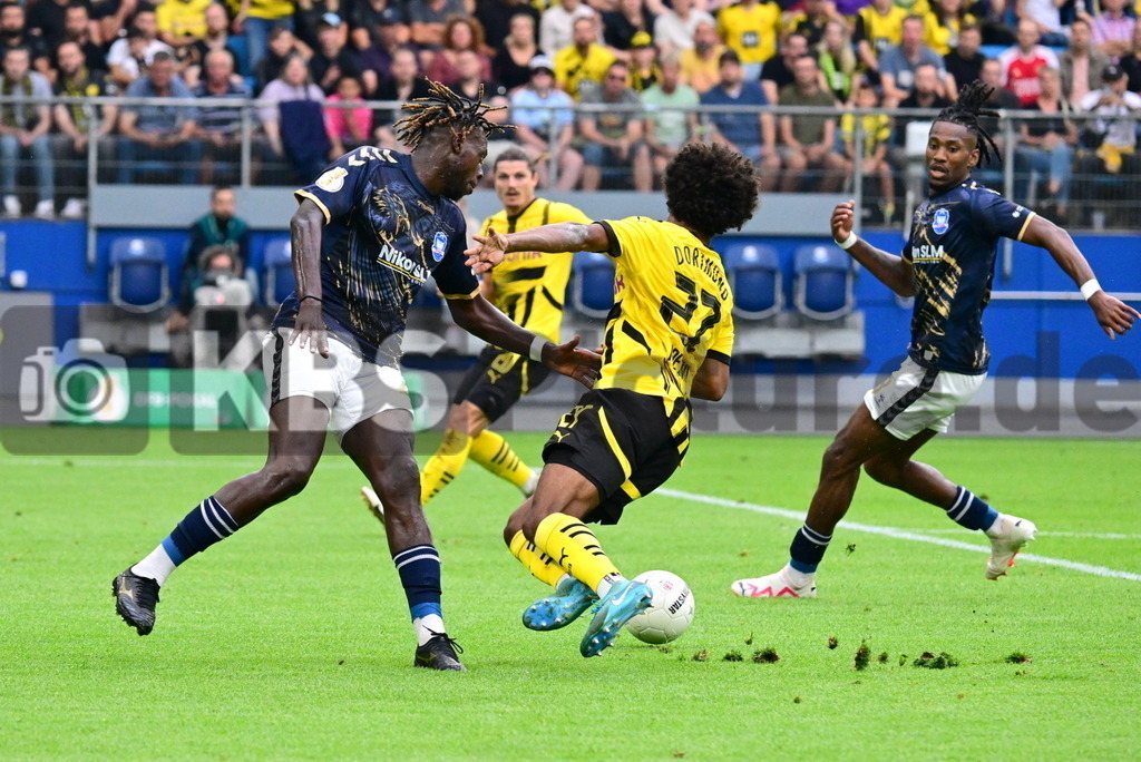 KBS Picture_PhoenixLuebeck-BorDortmund_058 | v.l. Ntika Kevin (Phoenix Luebeck) , Adeyemi Karim (Borussia Dortmund) hier fuer gab es einen Elfer ,Sportplatz :  Volksparkstadion, - Realisiert mit Pictrs.com
