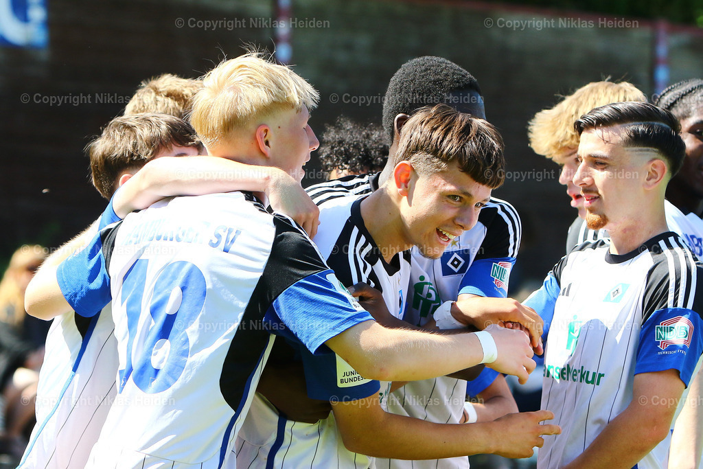 NH_HamburgerSVU19_FCStPauliU19_U19Bundesliga_11052024 | #11 Otto Emerson Stange (Hamburger SV U19) bejubelt seinen Treffer zum 3:0.

Fußball I Junioren I A-Junioren Bundesliga Nord/Nordost I Saison 2023-2024 I 26. Spieltag I Hamburger SV U19 - FC St. Pauli U19 I 11.05.2024 I Sportpark Eimsbüttel