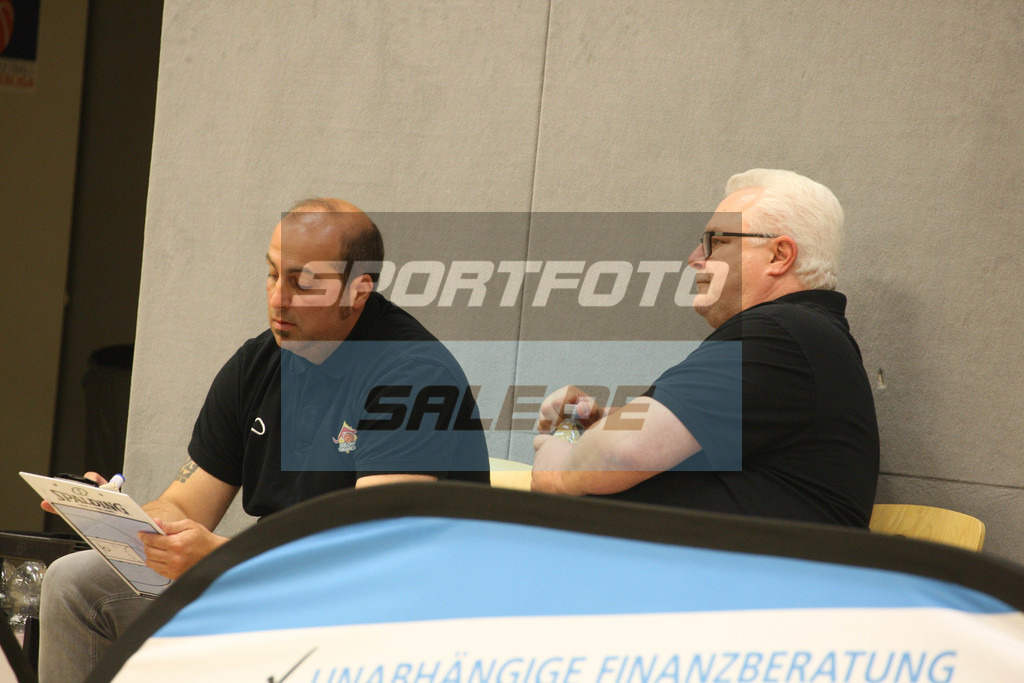 Iserlohn Kangaroos - Phoenix Hagen | Trainer Dennis Shirvan und Manager Michael Dahmen - Realisiert mit Pictrs.com