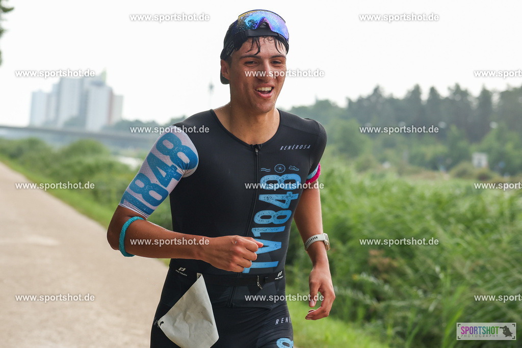 LUR_1545 | 34. M-net Erlanger Triathlon 2025 #erlangertriathlon  #mnettriathlon2025 #mnettriathlon #team #olympischedistanz #mitteldistanz #triathlon #maindonaukanal  #erlangertriathlon2025 #yourpictrs #tv1848 #tv1848erlangen  #triathlonbayern #sportinerlangen #demsportverbunden #sportshot_your_pictrs Copyright: www.sportshot.de