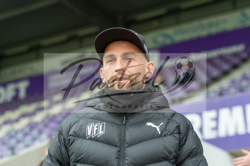 OSNTSV20211106_016 | Fussball, Herren: Marc Heider (VfL Osnabrueck) schaut bei dem Spiel der 3. Liga zwischen VfL Osnabrueck und TSV 1860 Muenchen im Stadion an der Bremer Bruecke am 06.11.2021 in Osnanbrueck, Deutschland.DFB / DFL REGULATIONS PROHIBIT ANY USE OF PHOTOGRAPHS AS IMAGE SEQUENCES AND/OR QUASI-VIDEO. - Realisiert mit Pictrs.com