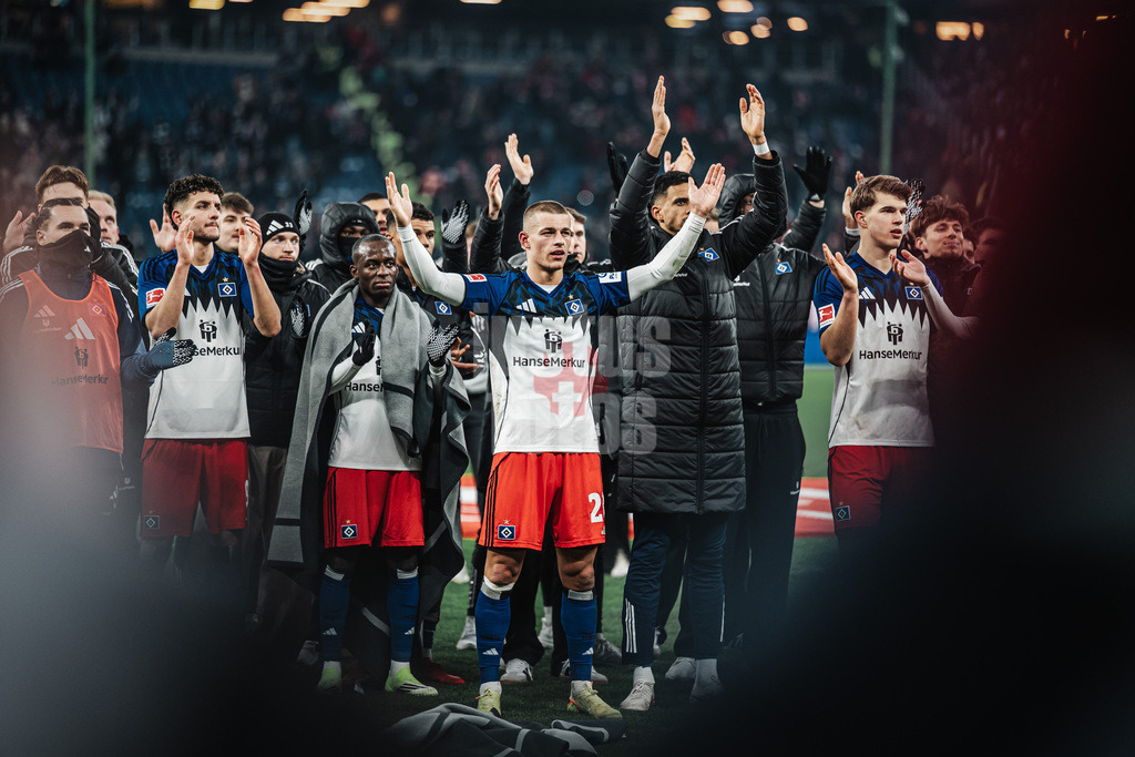 Fußball | Männer | Saison 2025/2026 | 1. Fußball-Bundesliga | 22. Spieltag | Hamburger SV vs. 1. FC Union Berlin | 14.02.2026 | HSV feiert den Sieg mit den Fans, in der Mitte v.l. Jean-Luc Dompe (#7, HSV) und Miro Muheim (#28, HSV)