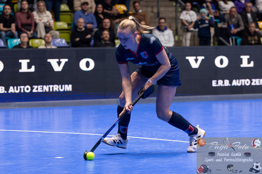 Volvo E.R.B. Final 4 Halbfinale Frauen: Der Club an der Alster - Berlienr HC, 25.01.2025 | Benedetta Marie Wenzel (Berliner HC #21) am Ball, Freisteller, Portrait, Porträt, Der Club an der Alster - Berlienr HC, Frankfurt, Süwag Arena, 25.1.2025 - Realisiert mit Pictrs.com