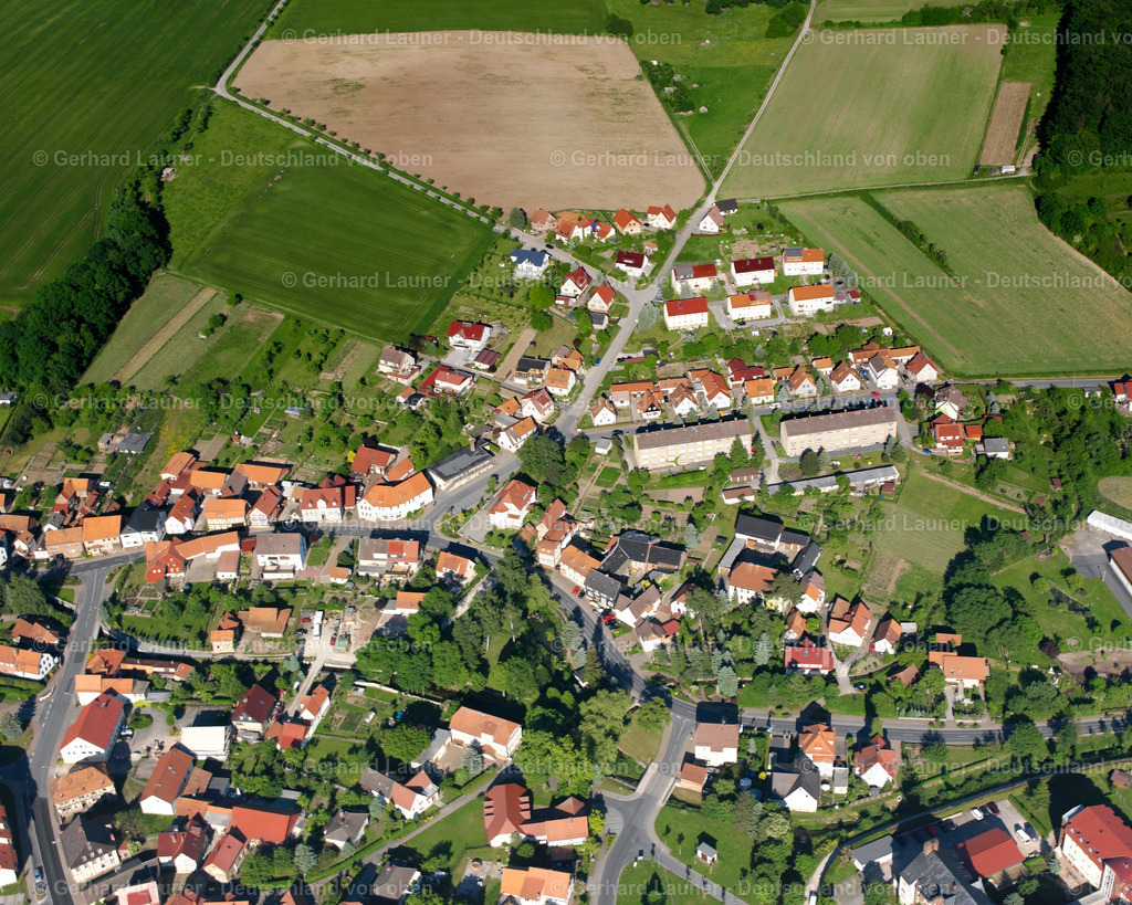 2634648 | ERSHAUSEN 09.06.2006 Landwirtschaftliche Nutzflächen und Feldgrenzen  umsäumen das Siedlungsgebiet des Dorfes in Ershausen im Bundesland Thüringen, Deutschland // Agricultural land and field boundaries surround the settlement area of the village  in Ershausen in the state Thuringia, Germany Foto: Gerhard Launer