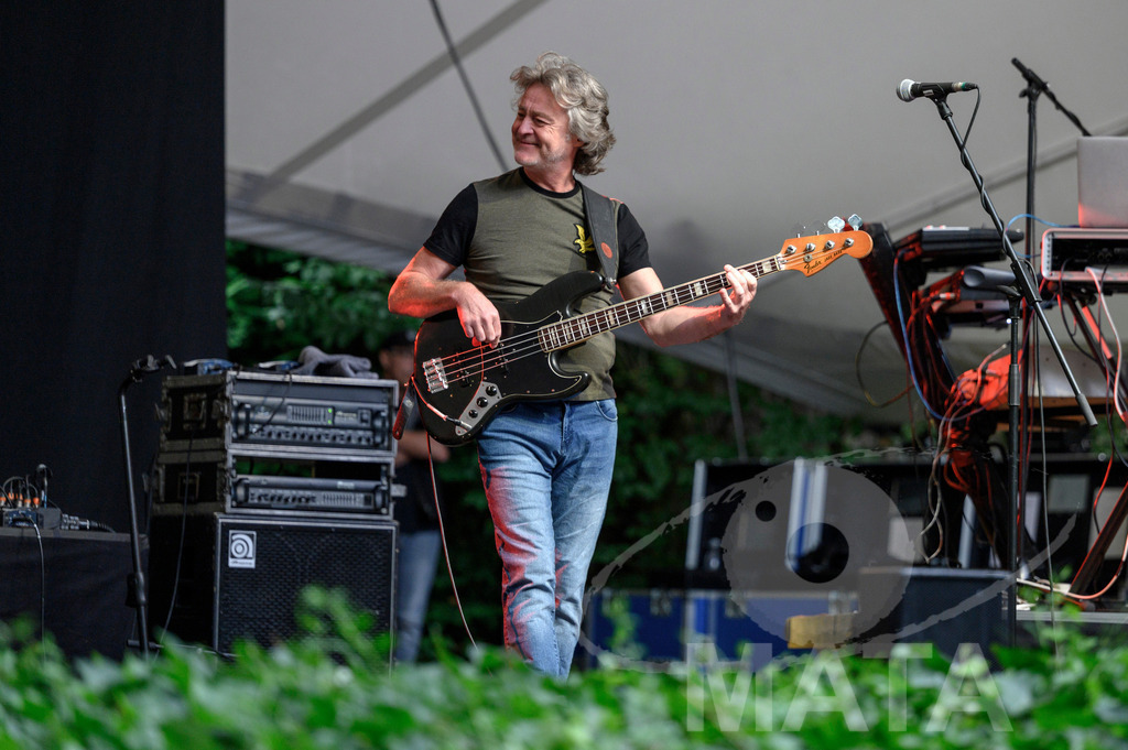 _DWI2394 | Craig Fletcher von John Lees' Barclay James Harvest live bei einem Konzert in Serenadenhof Nürnberg, 01.07.2023 - Realisiert mit Pictrs.com