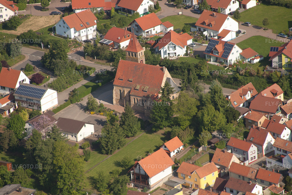 Luftbild: Kirchengebäude am Friedhof im Dorfkern in Insheim im Bundesland Rheinland-Pfalz in Deutschland. Foto: IMG_27096.jpg vom 23.05.2010 durch Werner Riehm/FLY-FOTO.de