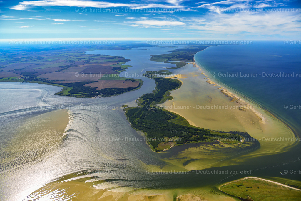 3638062 | Nationalpark Vorpommersche Boddenlandschaft, KLAUSDORF 25.08.2016 Sandbank- Landfläche durch Strömungen unter der Meeres- Wasseroberfläche der Ostsee an der Straße Boddenweg in Klausdorf im Bundesland Mecklenburg-Vorpommern, Deutschland. // Sandbank- land area by flow under the sea water surface of Baltic Sea on street Boddenweg in Klausdorf in the state Mecklenburg - Western Pomerania, Germany. Foto: Gerhard Launer