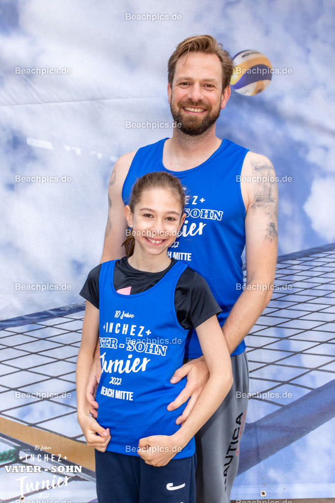 2022-00063134-Vater-Sohn-Turnier-Teamfotos-2 | 26.05.2022; Berlin Foto: Gerold Rebsch - www.beachpics.de