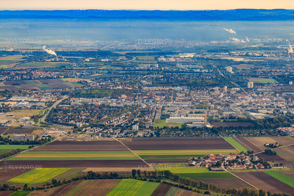 Luftbild: Ortsansicht von Westen in Frankenthal im Bundesland Rheinland-Pfalz in Deutschland. Foto: IMG_34404.jpg vom 03.10.2010 durch Werner Riehm/FLY-FOTO.deAuflösung des Originals: 4752 x 3168 px