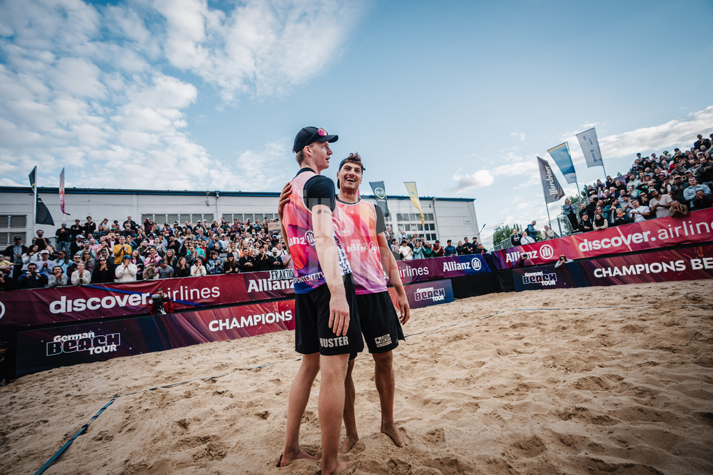 Beachvolleyball | Männer | Allianz German Beach Tour 2025 | Tourstop Berlin | 24.08.2025 | v.l. Philipp Huster und Max Just freuen sich nach dem Sieg