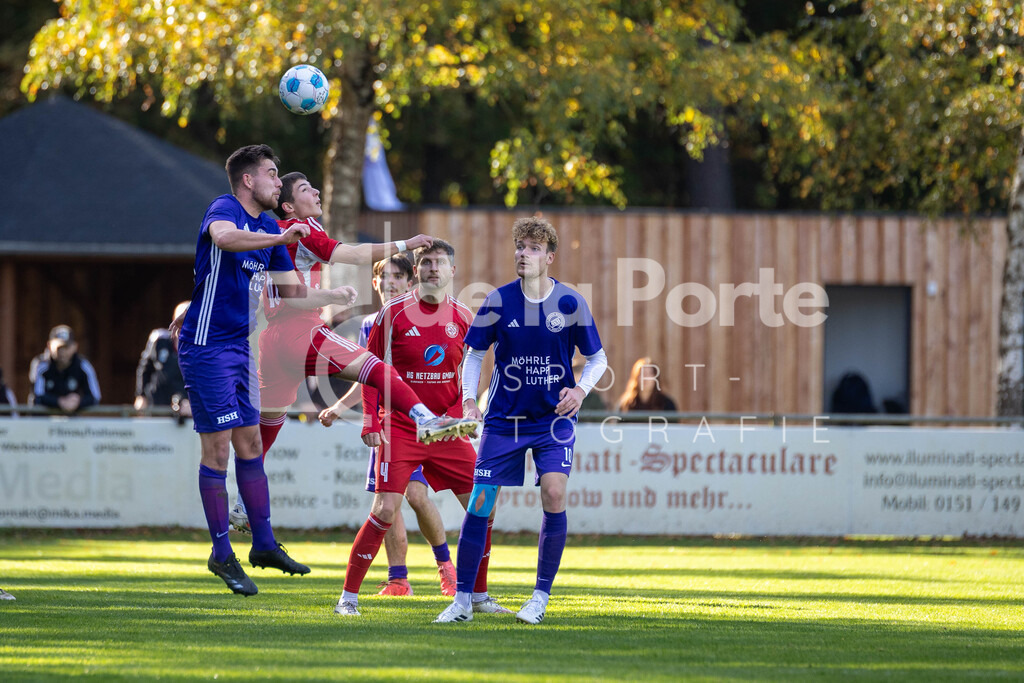 SV Holdenstedt II - Hartwig_ Marcel (im Kopfballduell mit Joshua Böhme_ rechts Niels Hachmeister) vs Sperber Veerßen 191025 dlP | immodelaporte-sportfotos - Realisiert mit Pictrs.com