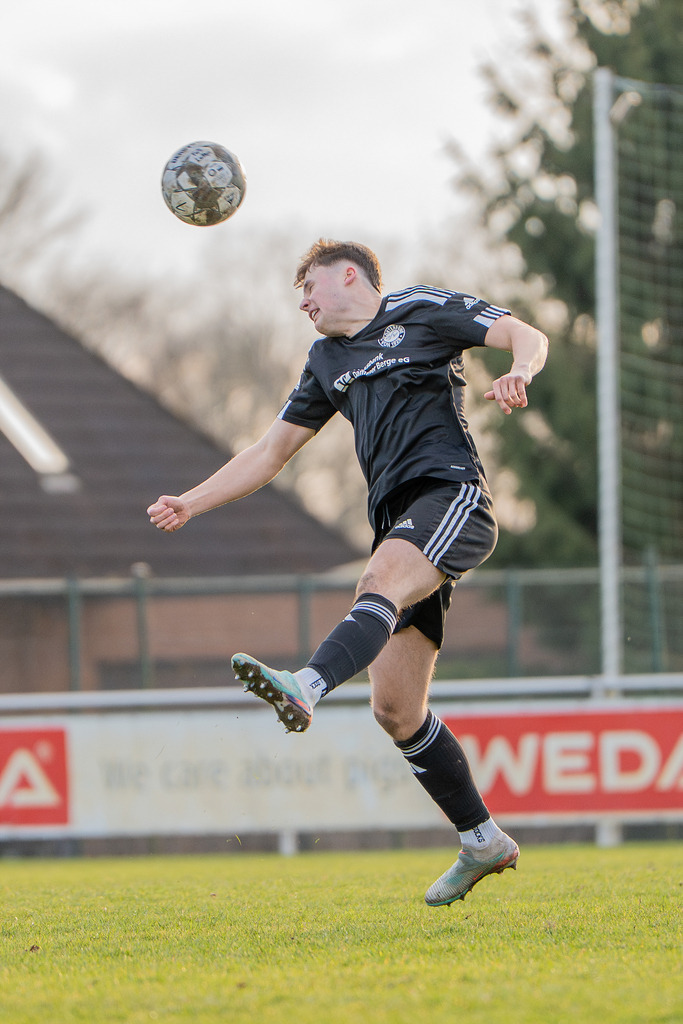 Fußball I Herren I Saison 2025-2026 I Bezirksliga Weser-Ems 4 I 21. Spieltag I TuS Lutten - SW Osterfeine I 4569 | jns.sportfotos - Realisiert mit Pictrs.com