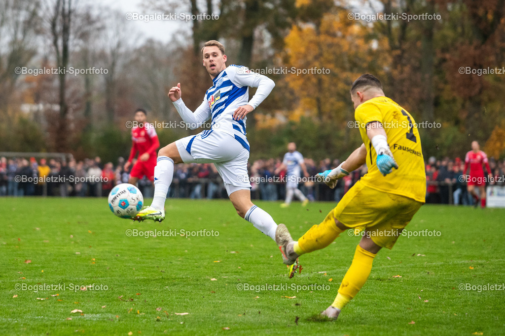 Fussball, Niederrheinpokal, SV Sonsbeck - MSV Duisburg, 16.11.2025, Willy-Lemkens-Sportpark | 16.11.2025, Fussball, Niederrheinpokal, SV Sonsbeck - MSV Duisburg: Thilo Töpken (MSV Duisburg #22) versucht einen Schuss zu blocken - Realisiert mit Pictrs.com