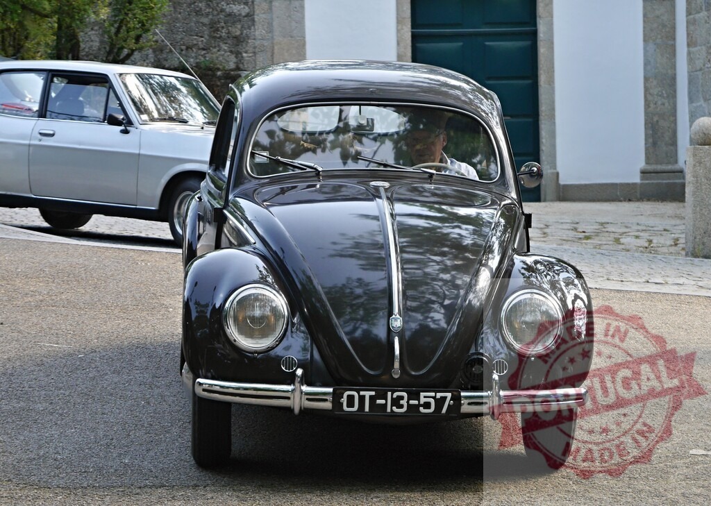 Black Volkswagen Beetle vintage car driving | Black Volkswagen Beetle vintage car with a driver on a road - Realized with Pictrs.com
