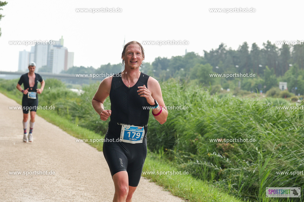 LUR_1570 | 34. M-net Erlanger Triathlon 2025 #erlangertriathlon  #mnettriathlon2025 #mnettriathlon #team #olympischedistanz #mitteldistanz #triathlon #maindonaukanal  #erlangertriathlon2025 #yourpictrs #tv1848 #tv1848erlangen  #triathlonbayern #sportinerlangen #demsportverbunden #sportshot_your_pictrs Copyright: www.sportshot.de