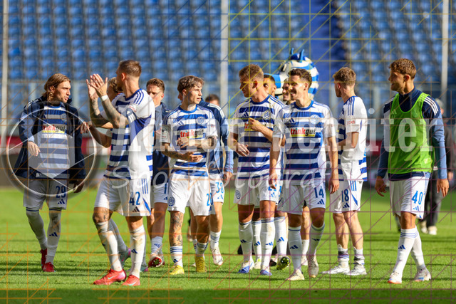 MSV Duisburg vs VfB Stuttgart II - 3. Liga | Duisburg, Deutschland, 02.08.25:   Joshua Bitter (MSV Duisburg), Alexander Hahn (MSV Duisburg), Niklas Jessen (MSV Duisburg), Thilo Töpken (MSV Duisburg), Conor Noß (MSV Duisburg), Steffen meuer (MSV Duisburg) und Ben Schlicke (MSV Duisburg) nach dem Siegwaehrend des Spiels der 3. Liga MSV Duisburg vs VfB Stuttgart II in der schauinsland-reisen-arena(Foto von Brauer-Fotoagentur / Adrian Schlueter)