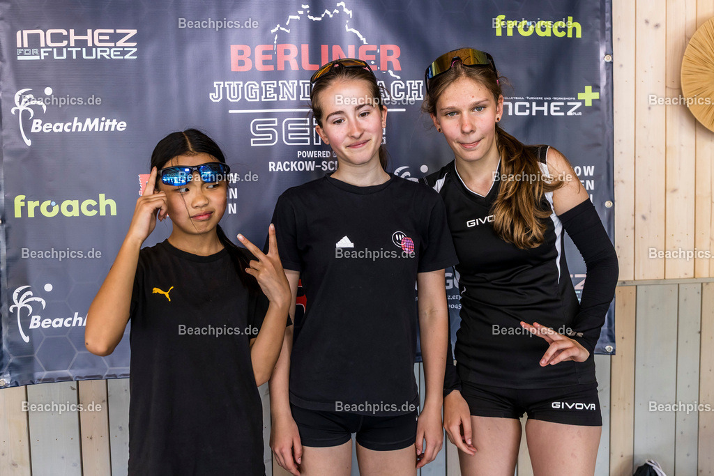 2025-200076234-Jugend-Beach-Serie-Fotobox | Pinar Atalay, Bundeskanzler Friedrich Merz 31.05.2025; Berlin Foto: Gerold Rebsch - www.beachpics.de