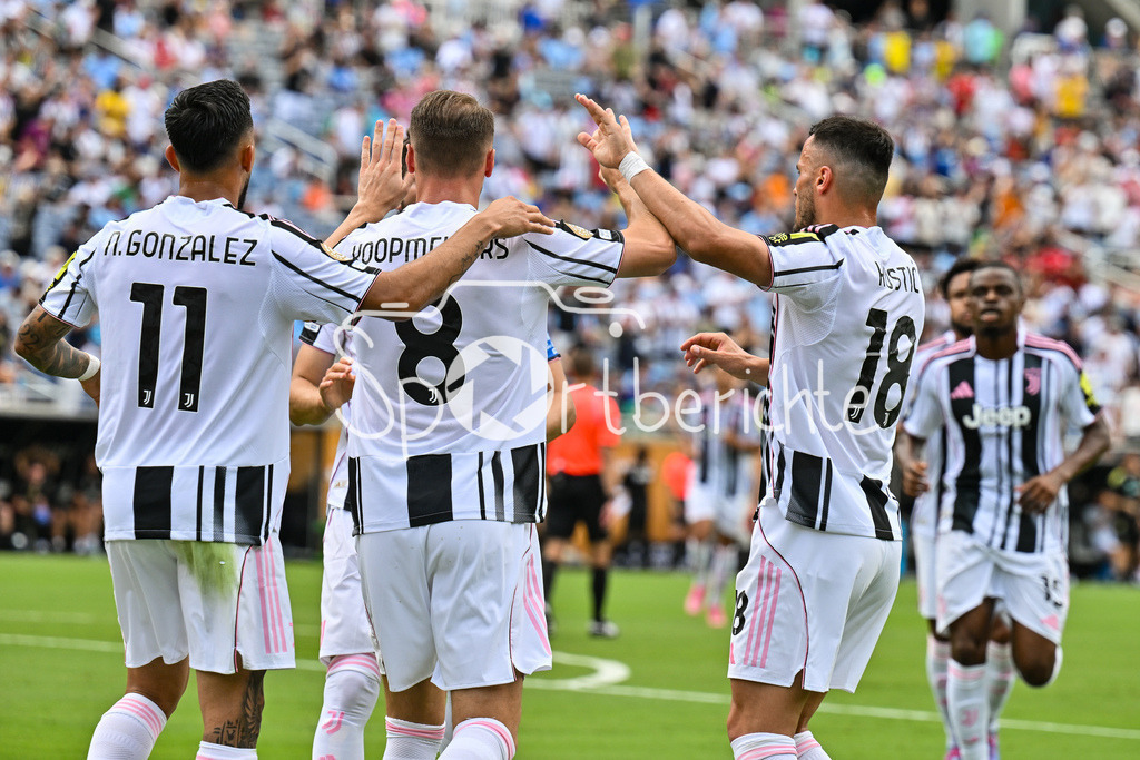 Juventus Turin - Manchester City | Jubel der Italiener nach dem Treffer zum 1-1 Ausgleich durch Teun KOOPMEINERS (Juventus Turin 8) / Tor / Torschuetze / Freude / Happy / FIFA Club World Cup: Juventus Turin - Manchester City, Camping World Stadium am 26.06.2025 / NOT FOR SALE IN USA