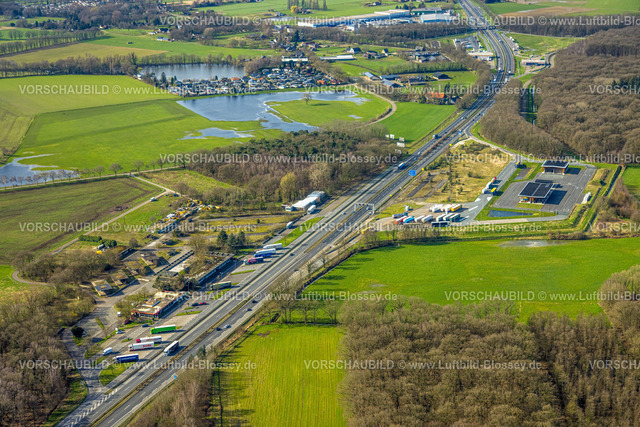 Emmerich240313495 | Luftbild, Deutsch Niederländische Grenze, Grenzübergangsstelle Elten, Raststätte Knauheide, Straßenverkehr Autobahn A3 und Autobahn A12 Niederlande, Wiesen und Felder,  Feldhuisen, Emmerich am Rhein, Nordrhein-Westfalen, Deutschland