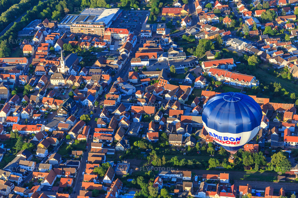 Luftbild: Heissluftballon über der Speyerer Straße in Dudenhofen im Bundesland Rheinland-Pfalz in Deutschland. Foto: IMG_100842.jpg vom 10.06.2017 durch Werner Riehm/FLY-FOTO.de