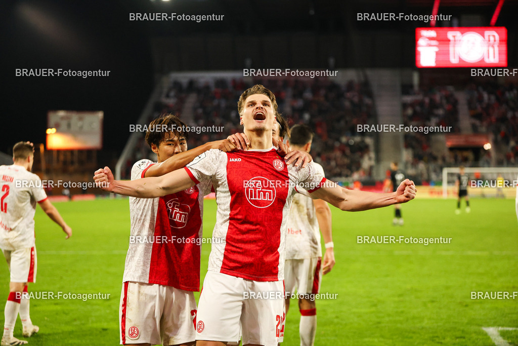 Rot-Weiss Essen - 1.Fc Schweinfurt | Essen, Deutschland, 02.11.2025 Marek Jansen  (Rot-Weiss Essen) Torjubel nach dem 2:1während des 3.Liga Spiels zwischen  Rot-Weiss Essen und 1.Fc Schweinfurt am 02.11.2025 im Stadion an der Hafenstraße in Essen. (Foto von Timo Bluhmki-Schmidt/Brauer Fotoagentur