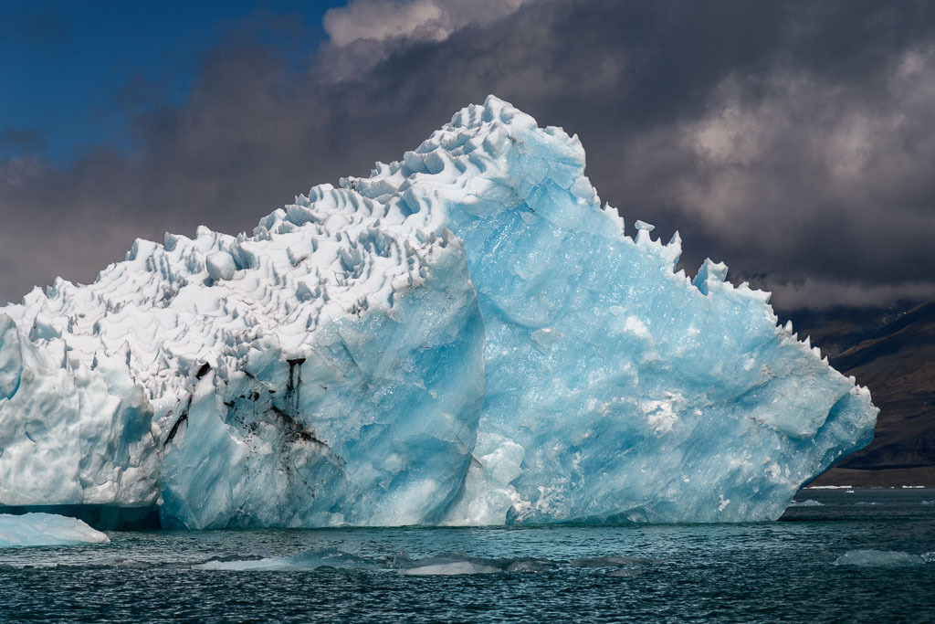 island-2019-336 | Man kann die Gletscherlagune per Amphibienboot oder Zodiac (Schlauchboot) im Rahmen einer geführten Tour erkunden. Im Zodiac kommt man den Eisbergen besonders nahe. - Realisiert mit Pictrs.com
