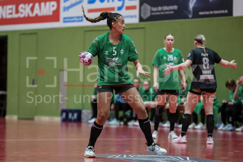 Handball, 2. Bundesliga Frauen, SV Werder Bremen - HL Buchholz 08-Rosengarten | v.li.: Naomi Conze (SV Werder Bremen, 5) am Ball, Spielszene, Aktion, Action