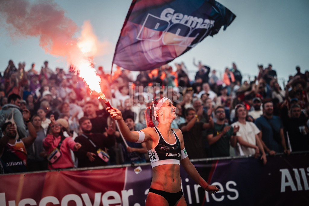 Beachvolleyball | Frauen | Deutsche Meisterschaften 2025 Timmendorfer Strand | 06.09.2025 | Sandra Ittlinger feiert den Einzug ins Finale mit Pyrotechnik