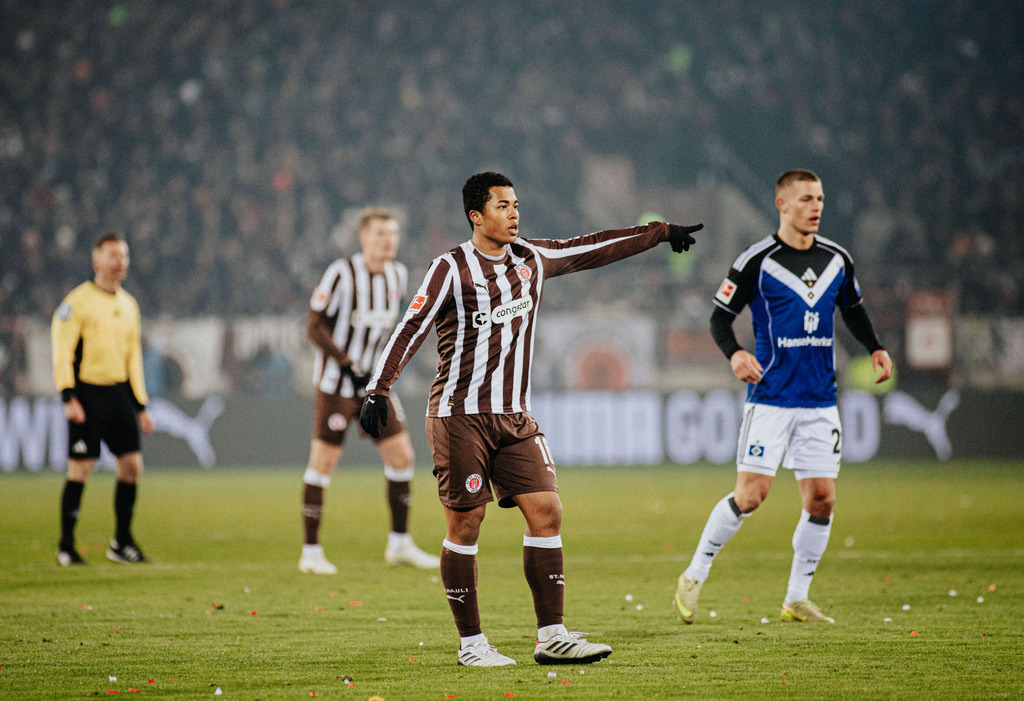 IMG_3198 | Der offizielle Shop für FC St. Pauli Fotos. Wähle aus Spielszenen & Fanmomenten dein FCSP Wunschformat. Wir liefern Millerntor-Atmosphäre.