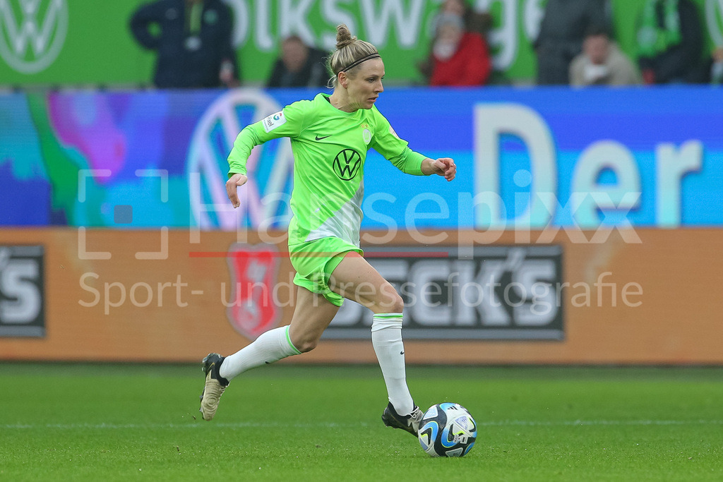 Fussball, Google Pixel Frauen-Bundesliga, VfL Wolfsburg - Eintracht Frankfurt | v.li.: Svenja Huth (VfL Wolfsburg, 10) am Ball, Freisteller, Einzelbild, Ganzkörper, Aktion, Action, Spielszene, DIE DFB-RICHTLINIEN UNTERSAGEN JEGLICHE NUTZUNG VON FOTOS ALS SEQUENZBILDER UND/ODER VIDEOÄHNLICHE FOTOSTRECKEN. DFB REGULATIONS PROHIBIT ANY USE OF PHOTOGRAPHS AS IMAGE SEQUENCES AND/OR QUASI-VIDEO.