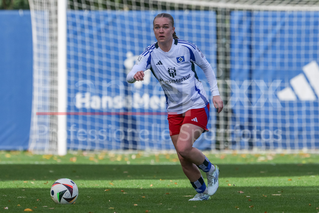 Fussball, 2. Frauen-Bundesliga, Hamburger SV - Borussia Mönchengladbach | v.li.: Annaleen Böhler (Hamburger SV, 6) am Ball, Freisteller, Einzelbild, Ganzkörper, Aktion, Action, Spielszene, DIE DFB-RICHTLINIEN UNTERSAGEN JEGLICHE NUTZUNG VON FOTOS ALS SEQUENZBILDER UND/ODER VIDEOÄHNLICHE FOTOSTRECKEN. DFB REGULATIONS PROHIBIT ANY USE OF PHOTOGRAPHS AS IMAGE SEQUENCES AND/OR QUASI-VIDEO.
