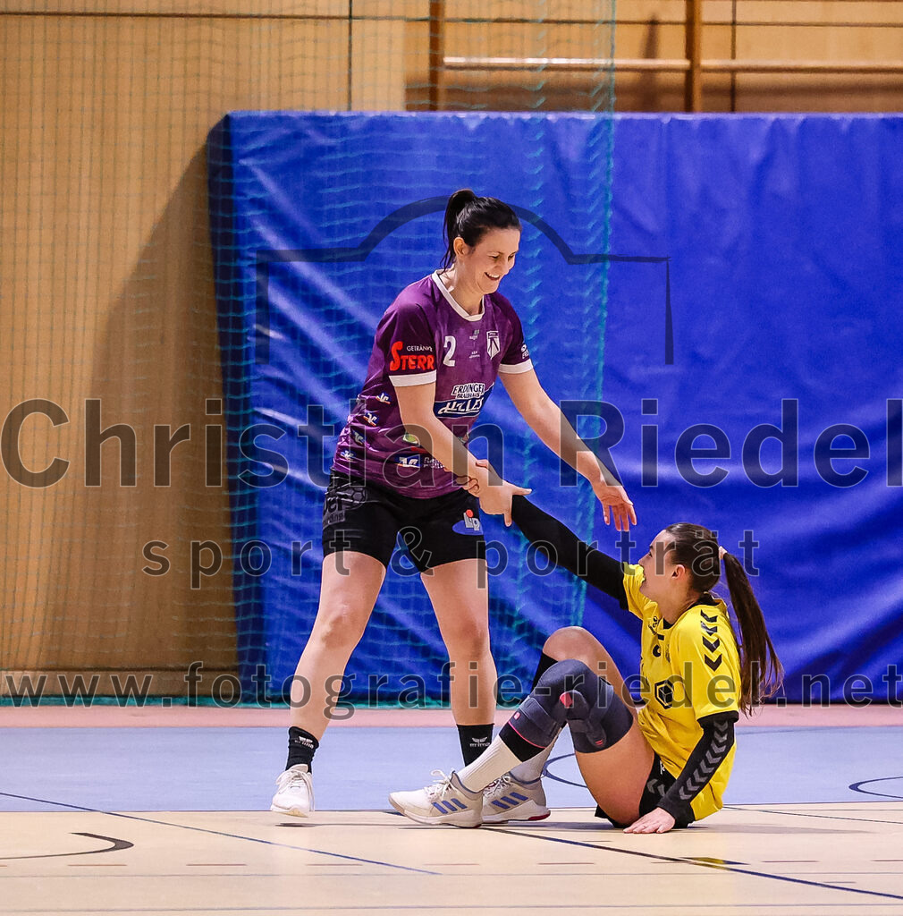 2025-01-11_026_SpVgg_Altenerding_gegen_HF_Scheyern | Erding, Deutschland, 11.01.2025:Handball, Bezirksoberliga Frauen Altbayern 2024 / 2024, 10. Spieltag, SpVgg Altenerding gegen HF Scheyern, Endergebnis: 20:23Janina Konrad (SpVgg Altenerding, #2), Verena Kirste (HF Scheyern, #35)Foto: Christian Riedel / fotografie-riedel.net