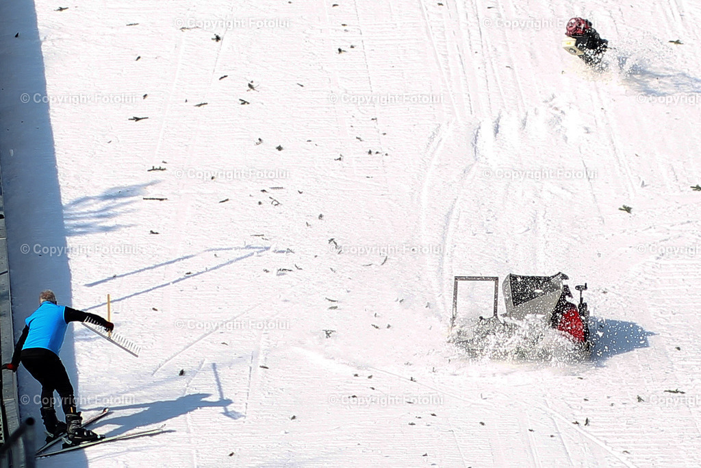 A_LUI_20230210_0077 Kopie | HINZENBACH, AUSTRIA, NORDIC SKIING, WOMEN TEAM-SKI JUMPING - FIS WORLD CUP IM BILD:DIE ABGESTUERZTE SPURFRAESE       FOTO:FOTOLUI/UW