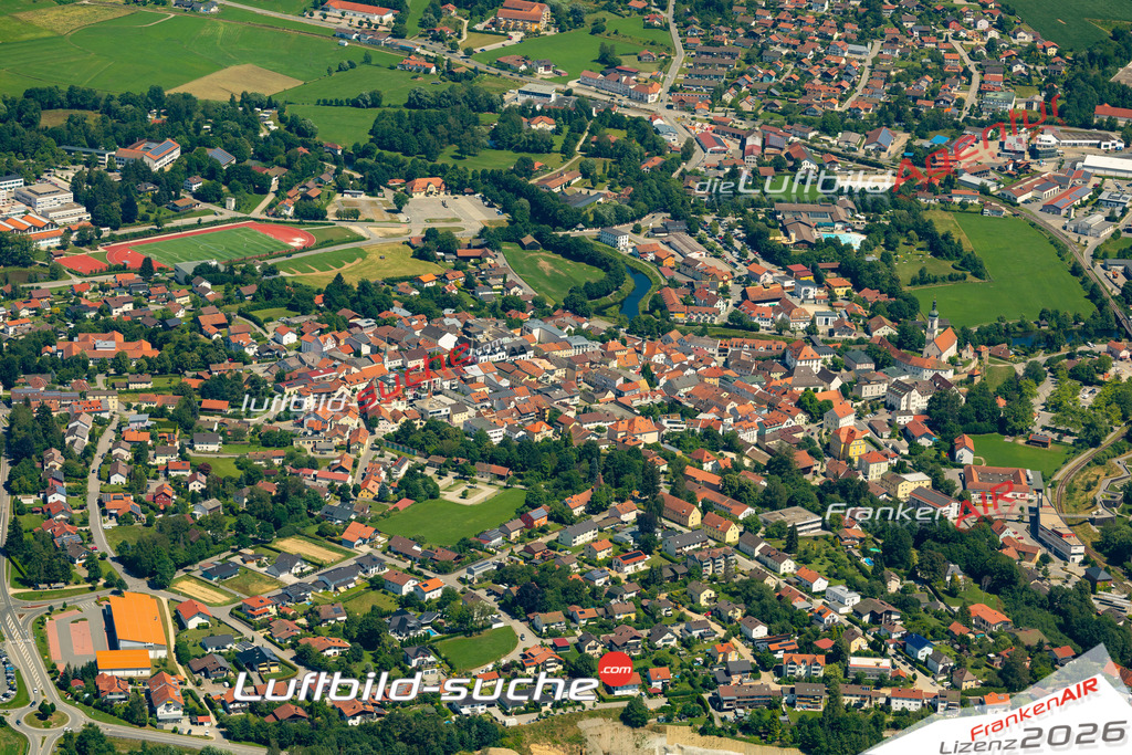 Das Luftbild der Stadt Bad Kötzting wurde 2022 vom Flugzeug heraus erstellt (keine Drohnen-Aufnahmen) Aufnahmehöhe ca.450 Meter- hohe Bildauflösung und Druck-Qualität. Garantiert!