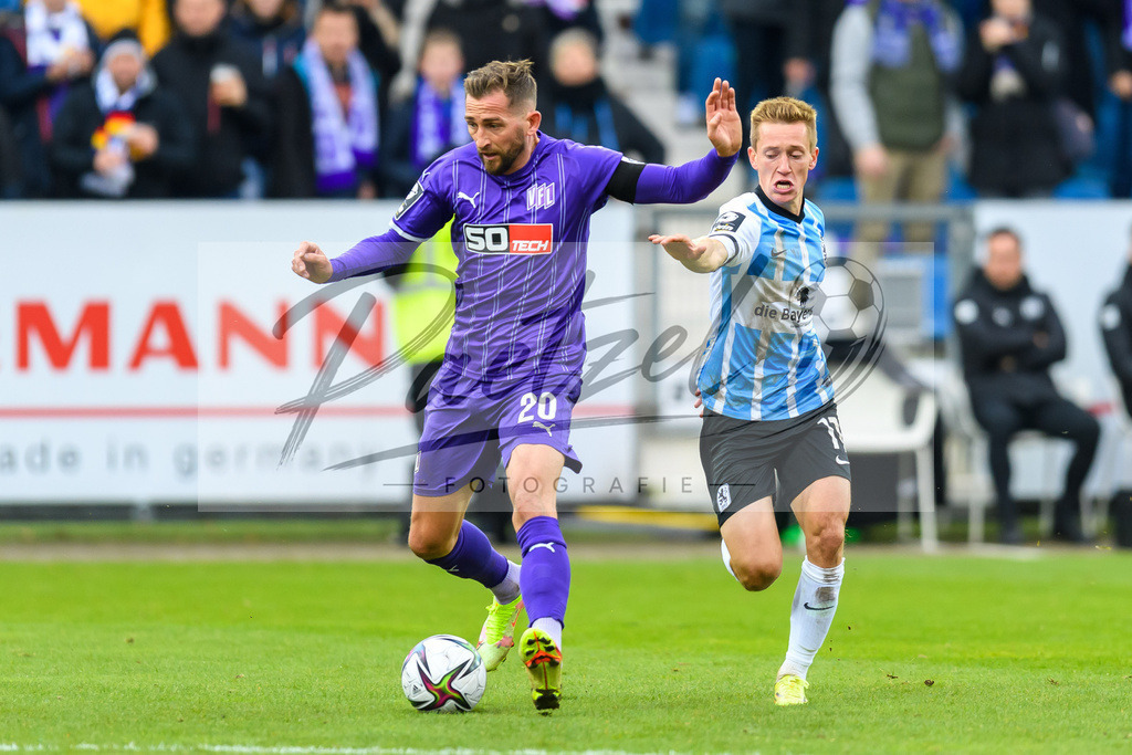OSNTSV20211106_103 | Fussball, Herren: Ba-Muaka Simakala (VfL Osnabrueck) und Fabian Greilinger (TSV 1860 Muenchen) im Zweikampf bei dem Spiel der 3. Liga zwischen VfL Osnabrueck und TSV 1860 Muenchen im Stadion an der Bremer Bruecke am 06.11.2021 in Osnanbrueck, Deutschland.DFB / DFL REGULATIONS PROHIBIT ANY USE OF PHOTOGRAPHS AS IMAGE SEQUENCES AND/OR QUASI-VIDEO. - Realisiert mit Pictrs.com