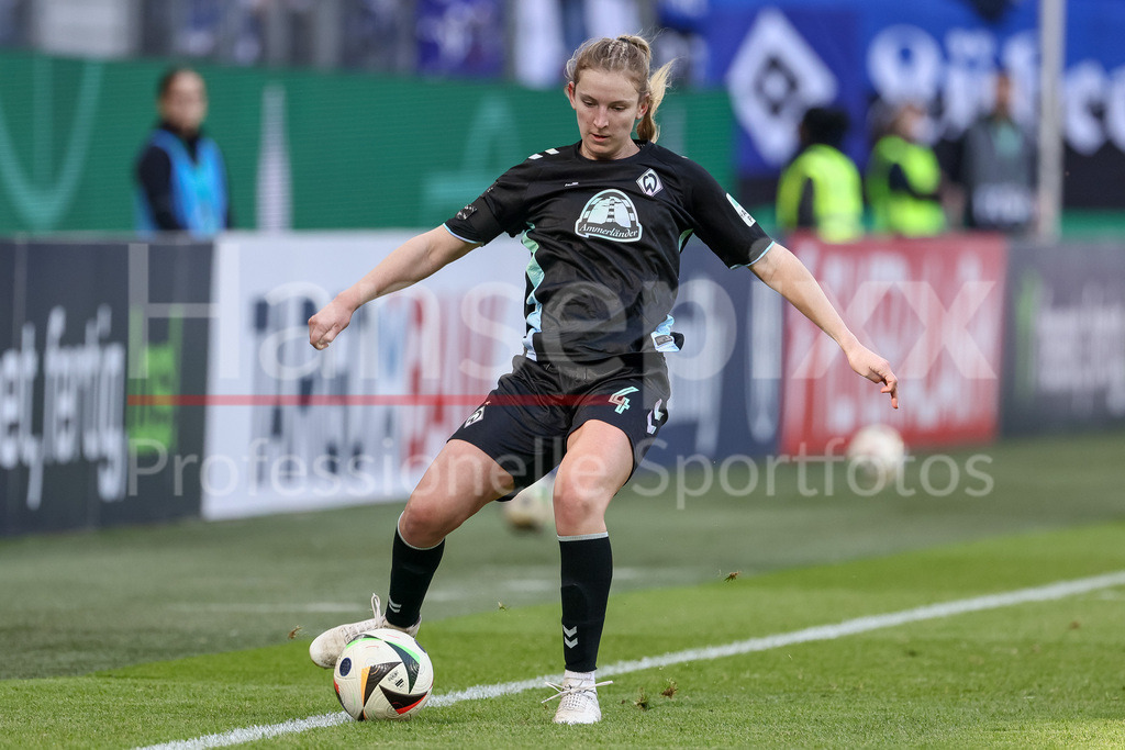 Fussball, DFB-Pokal Frauen, Hamburger SV - SV Werder Bremen | v.li.: Kaylie Ronan (SV Werder Bremen, 4) am Ball, Freisteller, Einzelbild, Ganzkörper, Aktion, Action, Spielszene, DIE DFB-RICHTLINIEN UNTERSAGEN JEGLICHE NUTZUNG VON FOTOS ALS SEQUENZBILDER UND/ODER VIDEOÄHNLICHE FOTOSTRECKEN. DFB REGULATIONS PROHIBIT ANY USE OF PHOTOGRAPHS AS IMAGE SEQUENCES AND/OR QUASI-VIDEO.